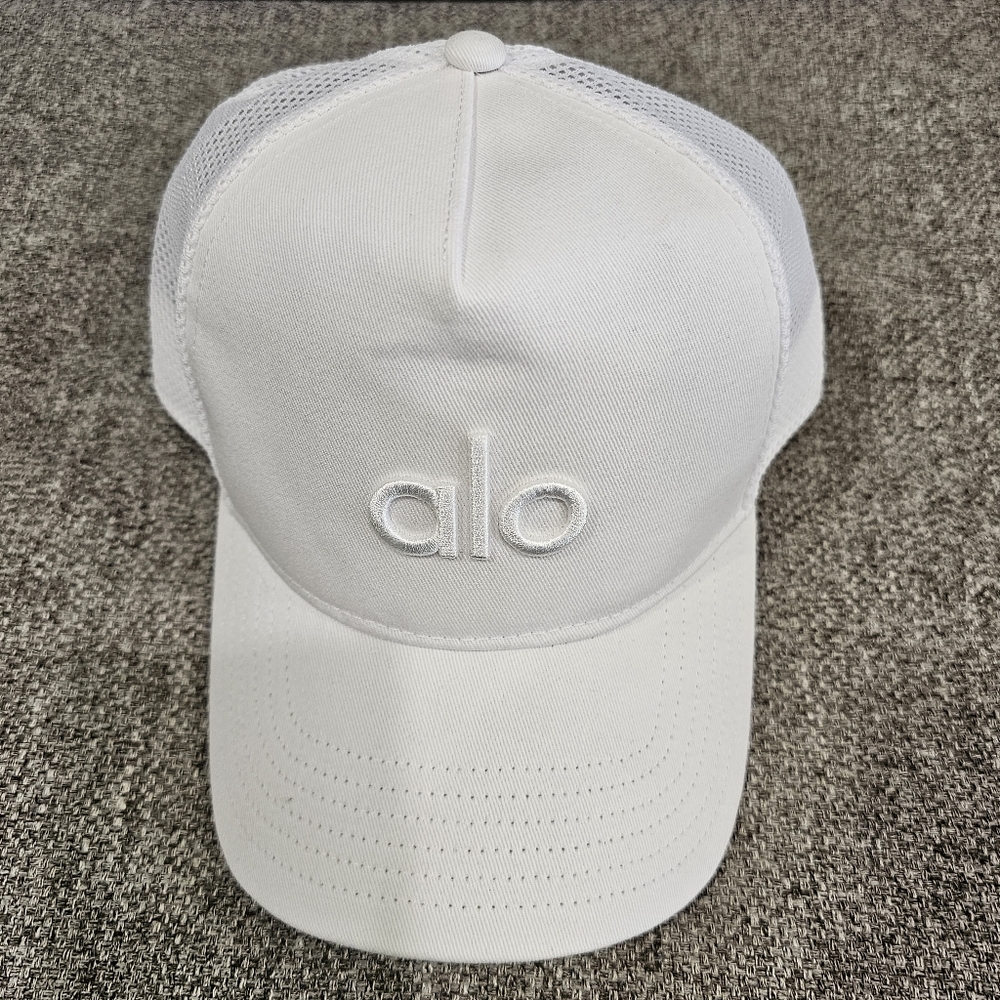 NWT ALO Yoga Trucker Hat
